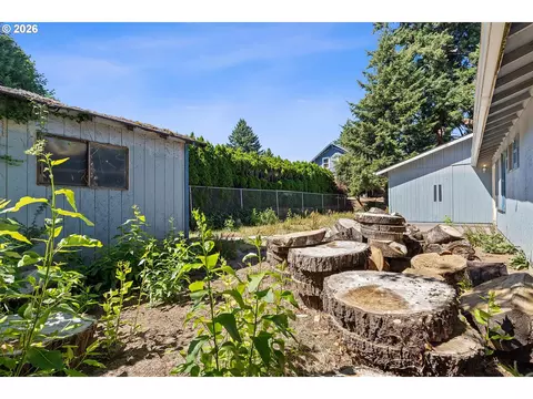 Exterior - 990 NW Angeline Ave, Gresham, OR 97030 photo 6 of 10