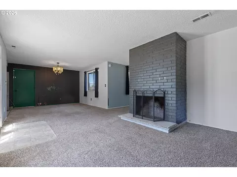 Living - 990 NW Angeline Ave, Gresham, OR 97030 photo 3 of 7