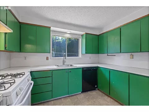 Kitchen - 990 NW Angeline Ave, Gresham, OR 97030 photo 3 of 4