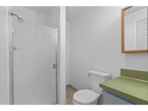 Bath - 990 NW Angeline Ave, Gresham, OR 97030 photo 2 of 3