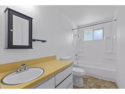 Bath - 990 NW Angeline Ave, Gresham, OR 97030 photo 3 of 3