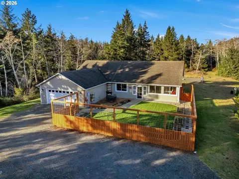 18215 Mill Ln, Long Beach, WA 98631