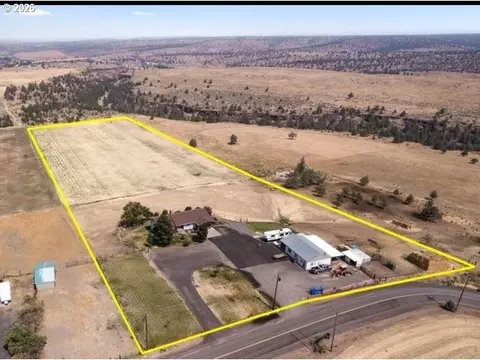 950 SE Dover Ln, Madras, OR 97741