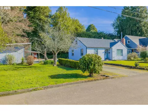 227 Border St, Myrtle Point, OR 97458
