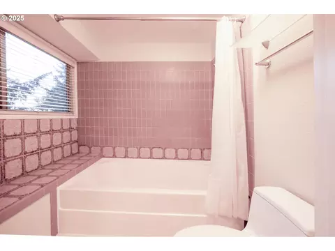 Bath - 202 Foxtail Dr, Eugene, OR 97405 photo 3 of 4