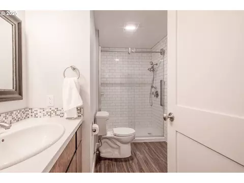 Bath - 202 Foxtail Dr, Eugene, OR 97405 photo 2 of 4