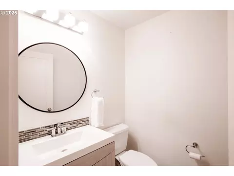 Bath - 202 Foxtail Dr, Eugene, OR 97405 photo 1 of 4