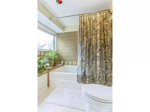 Bath - 202 Foxtail Dr, Eugene, OR 97405 photo 4 of 4