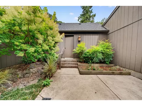Exterior - 20 Brae Burn Dr, Eugene, OR 97405 photo 4 of 10