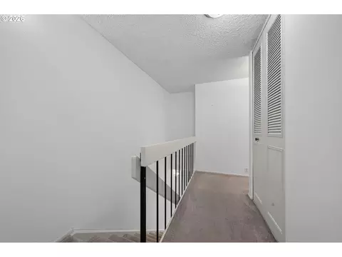 Entry Way - 20 Brae Burn Dr, Eugene, OR 97405 photo 3 of 4