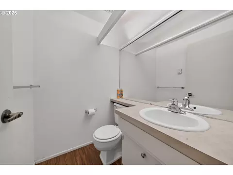 Bath - 20 Brae Burn Dr, Eugene, OR 97405 photo 1 of 7