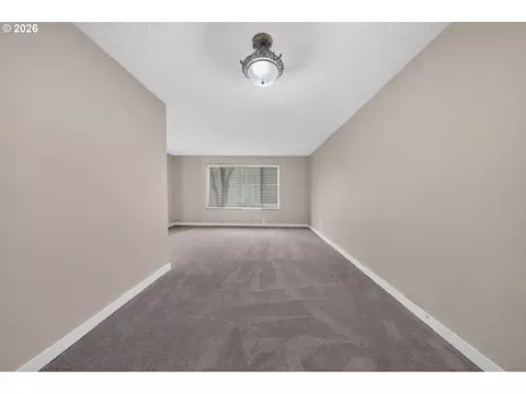 Living - 20 Brae Burn Dr, Eugene, OR 97405 photo 2 of 9