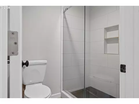 Bath - 20 Brae Burn Dr, Eugene, OR 97405 photo 5 of 7