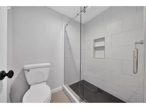 Bath - 20 Brae Burn Dr, Eugene, OR 97405 photo 3 of 7