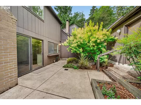 Exterior - 20 Brae Burn Dr, Eugene, OR 97405 photo 2 of 10
