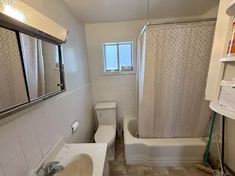 Bath - 2091 Broadway Ave, North Bend, OR 97459 photo 1 of 2