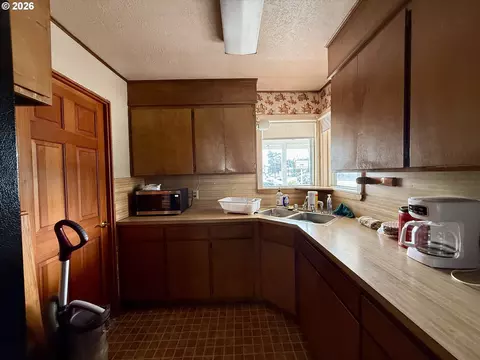 Kitchen - 2091 Broadway Ave, North Bend, OR 97459 photo 1 of 2