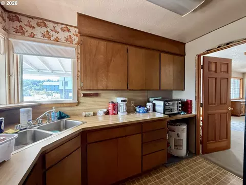 Kitchen - 2091 Broadway Ave, North Bend, OR 97459 photo 2 of 2