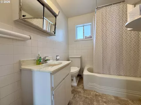 Bath - 2091 Broadway Ave, North Bend, OR 97459 photo 2 of 2