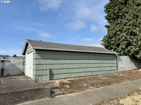 Exterior - 2091 Broadway Ave, North Bend, OR 97459 photo 6 of 7
