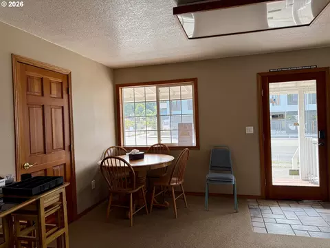 Entry Way - 2091 Broadway Ave, North Bend, OR 97459 photo 1 of 2