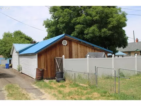 335 N 4th St, Athena, OR 97813 photo 2
