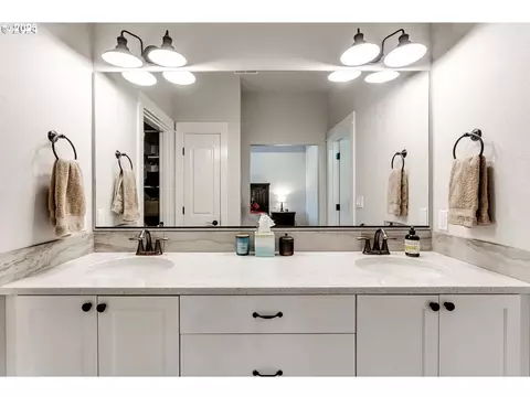 Bath - 6884 Forest Ridge Dr, Springfield, OR 97478 photo 2 of 4