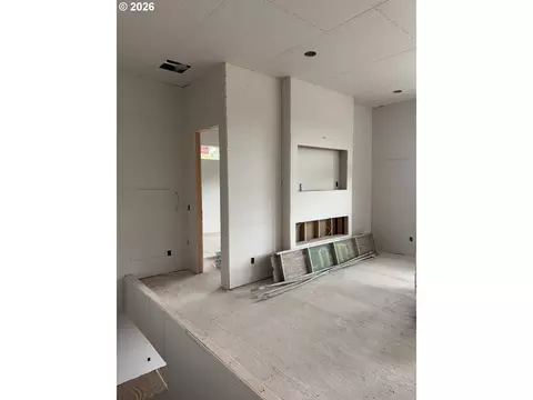 Living - 6884 Forest Ridge Dr, Springfield, OR 97478 photo 2 of 3