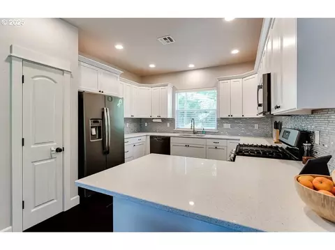 Kitchen - 6884 Forest Ridge Dr, Springfield, OR 97478 photo 1 of 1