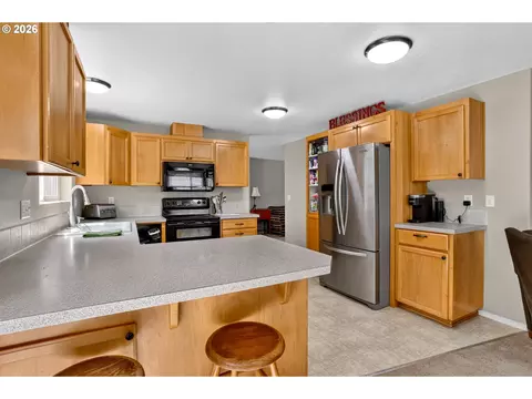 Kitchen - 37520 Green Mountain St, Sandy, OR 97055 photo 4 of 5