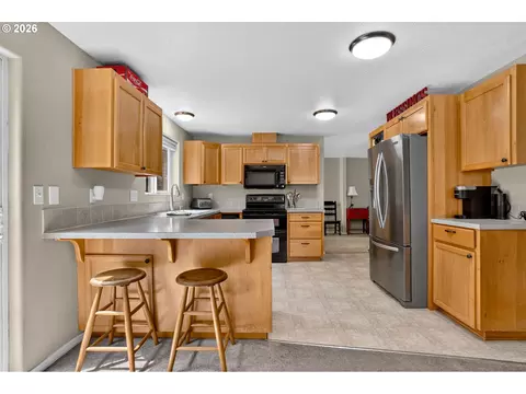 Kitchen - 37520 Green Mountain St, Sandy, OR 97055 photo 2 of 5