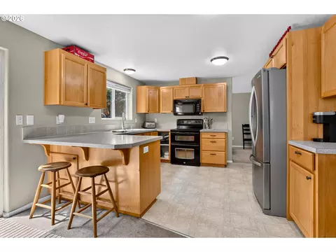 Kitchen - 37520 Green Mountain St, Sandy, OR 97055 photo 1 of 5