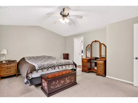 Bedroom - 37520 Green Mountain St, Sandy, OR 97055 photo 2 of 5