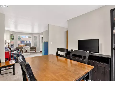 Dining - 37520 Green Mountain St, Sandy, OR 97055 photo 2 of 3