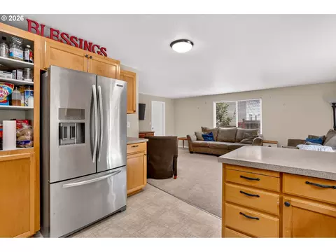 Kitchen - 37520 Green Mountain St, Sandy, OR 97055 photo 3 of 5
