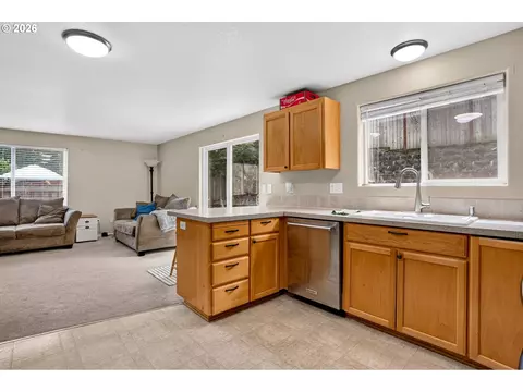 Kitchen - 37520 Green Mountain St, Sandy, OR 97055 photo 5 of 5