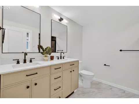 Bath - 288 Suburban Ave, Eugene, OR 97404 photo 2 of 4