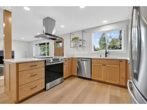Kitchen - 288 Suburban Ave, Eugene, OR 97404 photo 5 of 7