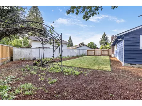 Exterior - 288 Suburban Ave, Eugene, OR 97404 photo 7 of 9