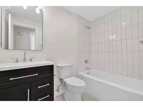Bath - 288 Suburban Ave, Eugene, OR 97404 photo 1 of 4