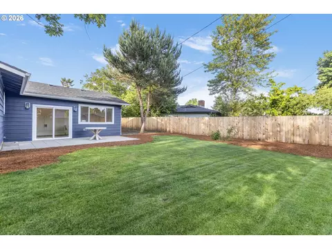Exterior - 288 Suburban Ave, Eugene, OR 97404 photo 5 of 9