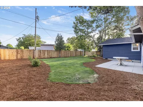 Exterior - 288 Suburban Ave, Eugene, OR 97404 photo 8 of 9
