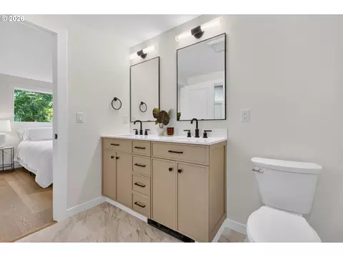 Bath - 288 Suburban Ave, Eugene, OR 97404 photo 3 of 4