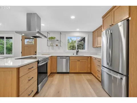 Kitchen - 288 Suburban Ave, Eugene, OR 97404 photo 4 of 7