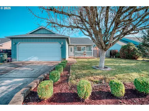 692 N 1st St, Creswell, OR 97426