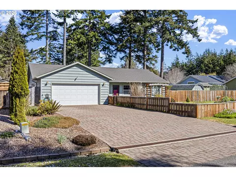 1155 12th Ct SE, Bandon, OR 97411