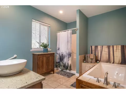 Bath - 175 Doe Rd, Glide, OR 97443 photo 3 of 4