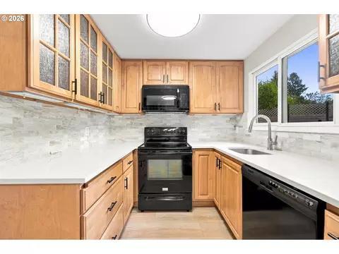 Kitchen - 2500 SW 15th St, Gresham, OR 97080 photo 3 of 5