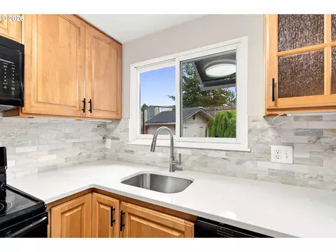 Kitchen - 2500 SW 15th St, Gresham, OR 97080 photo 4 of 5