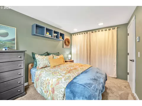 Bedroom - 2897 Timberline Dr, Eugene, OR 97405 photo 4 of 7